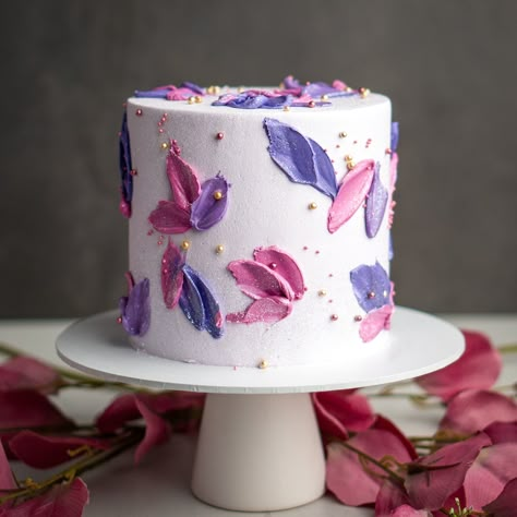 Birthday Buttercream Cake, Woman Cake Ideas, Birthday Cake Cream, Cakes Ideas For Women, Its My Birthday Cake, Painted Birthday Cake, Buttercream Cake Design, Paint Cake Ideas, Less Cream Cake Design