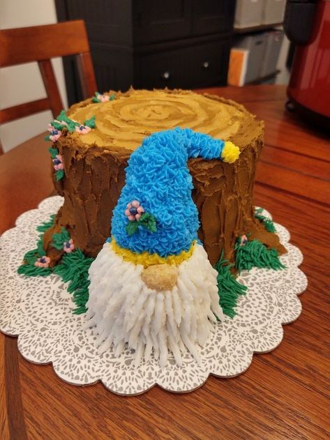 Gnome cake with stump Gnome Cakes, Gnome Cake Topper, Gnome Christmas Cake, Gnome Birthday Cake Ideas, Gnome Birthday Cake, Gnome Cake, Gnome Cake Ideas, Stump Cake With Mushrooms, Mushroom Cake