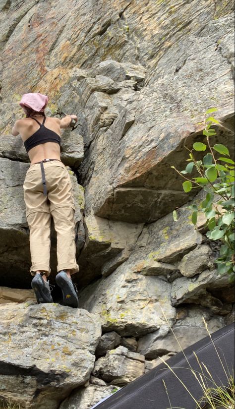 Cute Climbing Outfit, Dirt Bag Aesthetic, Climber Outfit, Climbing Fits, Bouldering Outfit, Rock Climbing Pants, Rock Climbing Outfit, Climbing Outfits, Outdoor Climbing