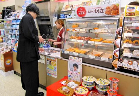 12 Important Phrases to Know Before You Enter a Japanese Convenience Store (And How to Respond to Them!) | tsunagu Japan Japanese Stores, Japanese Convenience Store, Japanese Grocery, Japanese Novels, Japan Aesthetic, The Staff, Japanese Aesthetic, Store Interior, Good Movies To Watch