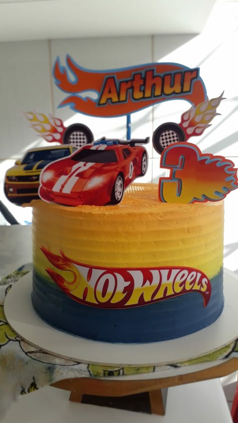 Cakes Without Fondant, Wheels Cake, Bolo Hot Wheels, Cars Theme Cake, Hot Wheels Cake, Hot Wheels Birthday, Ombre Cake, Hot Weels, Cosmos Flowers