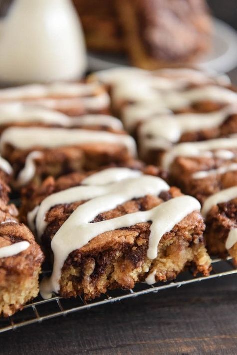 Specialty Brownies, Cinnamon Roll Blondies, Blondies Dessert, Cinnamon Dessert Recipes, Cinnamon Desserts, Cinnamon Roll Cookies, Cookies Bars, Blondies Recipe, Dessert Bar Recipe