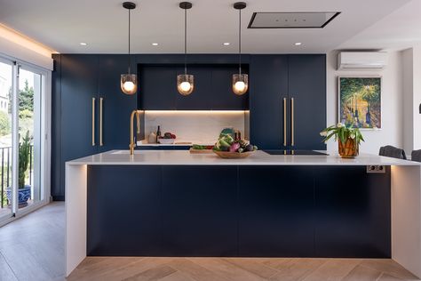 Dark Blue And Brass Kitchen, Navy And White Kitchen, Modern Kitchen Luxury, Blue Cabinetry, Navy Cabinets, White Worktop, Brushed Brass Hardware, Kitchens Luxury, White Elegance