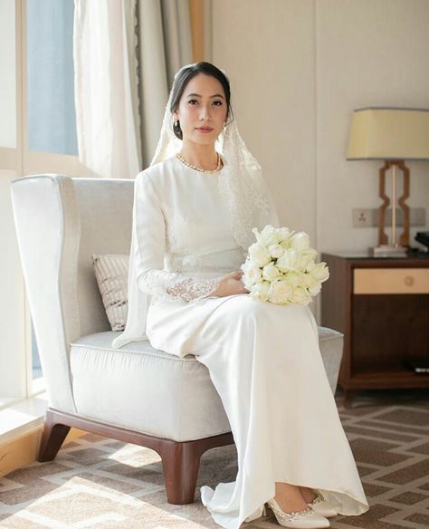 Simple wedding dress kurung white Malay Wedding Dress, Pose Pengantin, Baju Kahwin, Nikah Outfit, Minimal Wedding Dress, How To Dress For A Wedding, Muslimah Wedding Dress, Nikah Dress, Muslimah Wedding