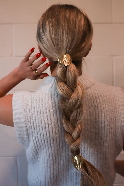 This hammered heart cuff is the beautiful touch to any ponytail! The L Shape hook will slide into any ponytail and sit securely. Comes in silver and gold. It adds that extra flair to any fancy outfit, but also levels up any casual outfit. 1.x5x1.5 inches. Gold Jewelry Casual Outfit, Hair Jewelry Ponytail, Gold Ponytail Cuff, Hair Styles With Accessories, Heart Ponytail, Aesthetic Hair Accessories, Ponytail Ribbon, Vintage Ponytail, Ponytail Scarf