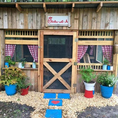 Diy Coop, Cheap Chicken Coops, Chicken Coop Pallets, Cute Chicken Coops, Easy Chicken Coop, Chicken Coop Decor, Backyard Chicken Coop Plans, Diy Chicken Coop Plans, Backyard Chicken Farming