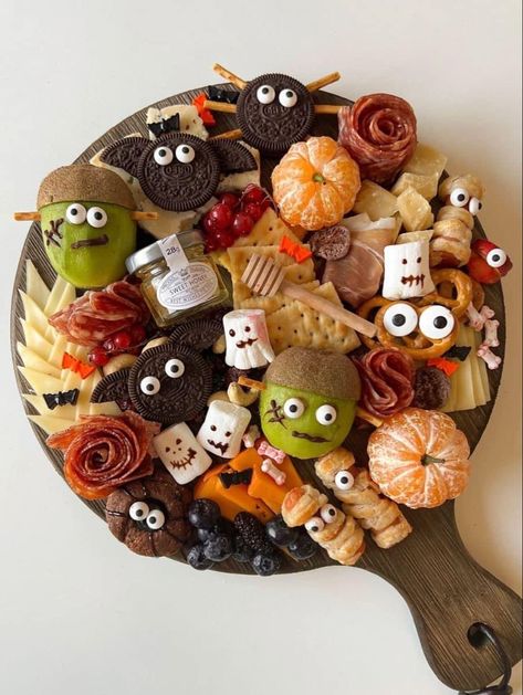 Halloween Fruit Platter, Snack Halloween, Halloween Mat, Halloween Platter, Halloween Mats, Halloween Buffet, Recetas Halloween, Halloween Breakfast, Halloween Fruit