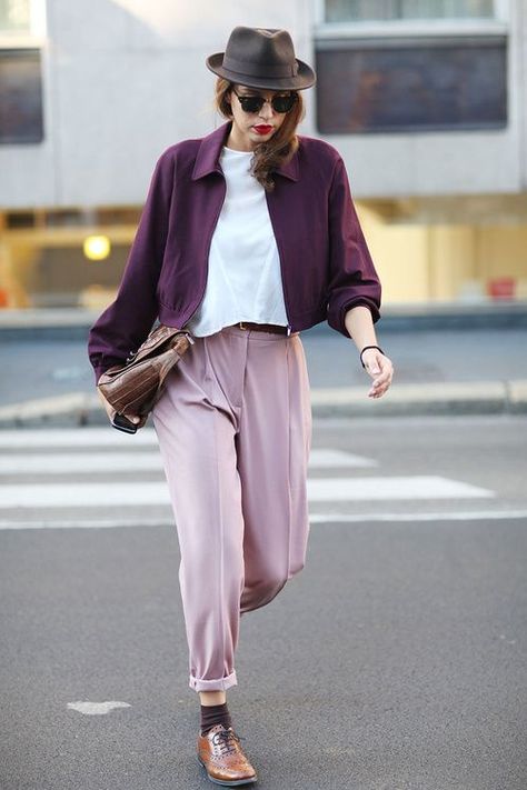 Street Style - Color Combo #NYFW Mode Tips, Walking Down The Street, Milan Street Style, Blazer Outfit, Purple Jacket, Looks Street Style, Miss Dior, Pink Pants, Street Style Inspiration