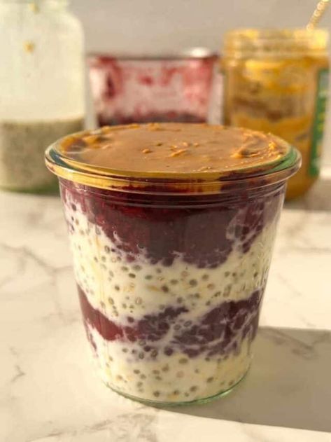 HEALTHY PB&J OVERNIGHT OATS - feasty travels Pb And J Overnight Oats, Overnight Chia, Pb And J, Weight Watchers Snacks, Favorite Breakfast Recipes, Peanut Butter Roll, Ultimate Breakfast, Overnight Oatmeal, Tasty Recipe