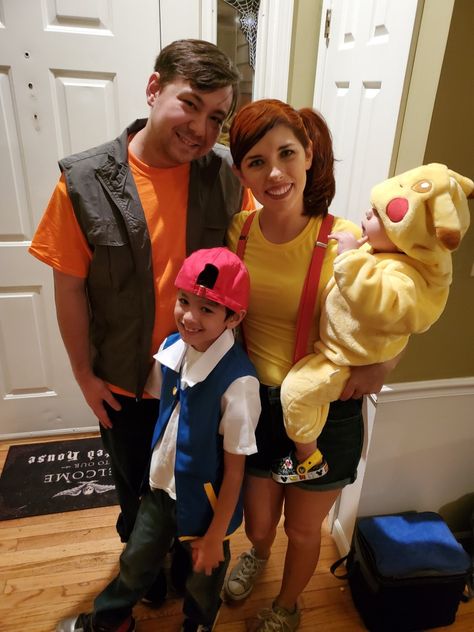 Brock Pokemon Costume, Ash Misty Brock, Misty Costume, Pokemon Family, Brock Pokemon, Ash Misty, Family Cosplay, Pokemon Costumes, Pokemon Halloween