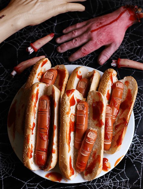 Finger Hotdogs, Sandwiches For Breakfast, Diy Halloween Scary, Hotdog Sandwich, Holiday Food Crafts, Easy Halloween Snacks, Halloween Snacks For Kids, Halloween Food Dinner, Peach Kitchen