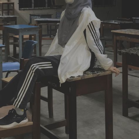 Style Jogging Hijab, Dark Academia Aesthetic Outfit Girls, Outfit Badminton Hijab, Style Olahraga Hijab, Hijab Outfit Syari, Sporty Hijab Outfit, Dark Academia Aesthetic Outfit, Muslimah Style, Hijab Trends