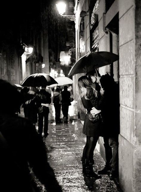 45 Kisses in the Rain to Still Your Beating Heart ... Black Art Love, Romantic Rainy Day, Yoga Box, Rainy Day Wedding, Black And White Couples, Rain Painting, Naruto Tattoo, Kissing In The Rain, Tomboy Chic