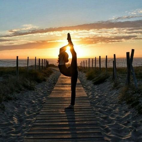 Gymnastics Beach Pictures, Aesthetic Gymnastics Photos, Gymnastics Sunset, Flexibility Pictures, Handstand Aesthetic, Profile Picture Poses, Gymnastics Meet Hair, Dance Poses For Pictures, Gymnastics Silhouette