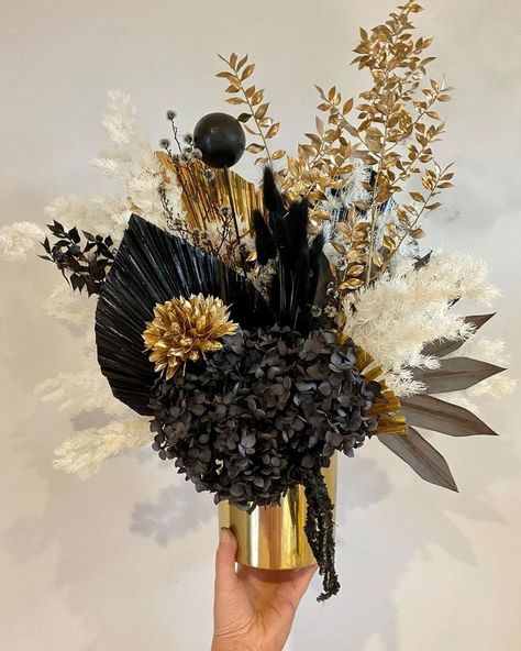 Black And Gold Centerpieces, Black And Gold Party Decorations, Black Centerpieces, Gatsby Themed Party, Gold Centerpieces, Gold Party Decorations, Gold Theme, Gold Party, Dried Floral