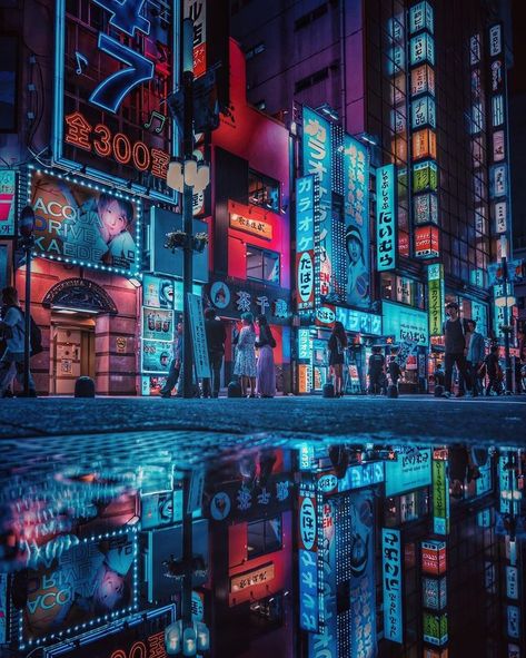 The bright neon lights of Tokyo are a famous symbol of this amazing city and the many opportunities that await you there. You never know what adventures you will have or what people will you meet when you roam the city.⁣⁣ 📷 moto_ph0t0⁣⁣ Japan 80's Aesthetic, Photos Of Japan, Ville Cyberpunk, Tokyo Aesthetic, Winter In Japan, Japan Instagram, Instagram Japan, Photo Ideas Instagram, Kabukicho