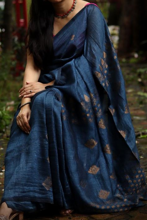 Simple Saree Look Classy, Festive Handloom Saree For Transitional Season, Transitional Festive Handloom Saree, Saree Styles Modern Classy, Elegant Festive Cotton Saree, Indigo Saree Styling, Festive Indigo Saree, Classy Sarees, Saree Jacket Designs