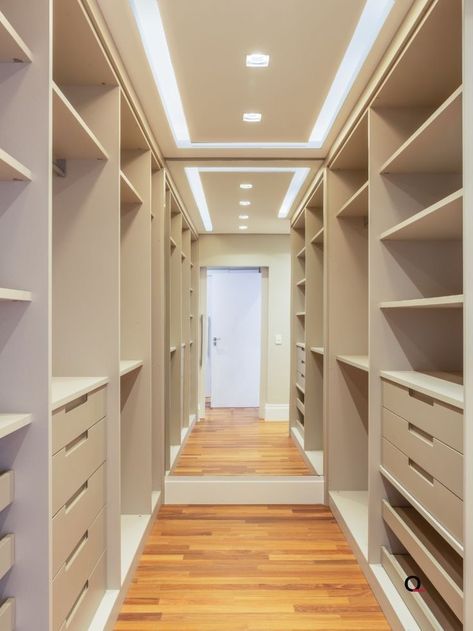 Walking Closet In Bedroom, Walk In Closet Simple, Walking Closet Pequeños, Walking Closet Modernos, Simple Walk In Closet, Walking Closet Ideas, Small Master Closet, Small Dressing Rooms, Closet Simple