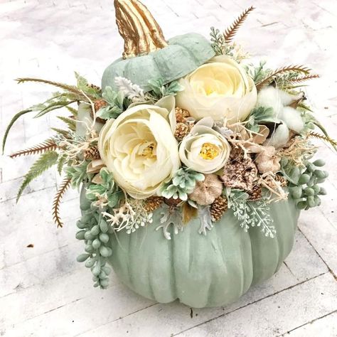 Dekoratívne Vence, Fall Pumpkin Crafts, Fall Decor Diy Crafts, Decoration Shabby, Fall Flower Arrangements, Fall Floral Arrangements, Fall Arrangements, Fall Thanksgiving Decor, Autumn Decorating