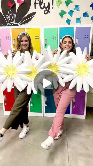 Stephanie Osmundson & Loreal Hemenway on Instagram: "In such a DAISY over these stunning paper flowers!!! 🤩🌼🤩🌼🤩🌼🤩🌼🤩 These larger than life paper flowers are soooo so simple to assemble and can make any bulletin board, decor, or display really come to life!! We love how they turned out!! 💖💖💖 We have added this daisy template to our first Paper Flower Pack ever that we created six years ago and has been a BEST SELLER ever since 🥲 Comment “daisy” for the link 🔗🌼✨ #teachers #iteach #iteachtoo #teachersofinstagram #teachersfollowteachers #teacherspayteachers #teachersofig #bulletinboards #classroomdecor #teacherreels #paperflowers" Flowers For Bulletin Board, Spring Flower Bulletin Board Ideas, Classroom Decor Flowers, Flower Window Decoration, Flowers Classroom Decorations, Spring Decorations For Classroom, Spring Window Art Ideas, Floral Bulletin Board Ideas, Daisy Bulletin Board Ideas