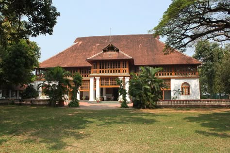 Traditional Architecture Indian, Bolgatty Palace, Konkan House, Tamil House, British Colonial House, Old Money Homes, Dutch Colonial House, American Craftsman Style, Kerala Architecture