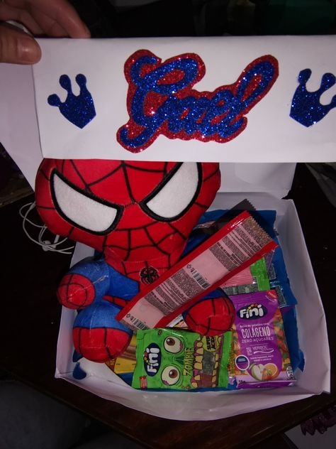 Spider Man Basket, Spider Man Gift Ideas, Ideas Regalo, Men Gift Basket, Hello Kitty Gifts, Baskets For Men, Christmas Gift Basket, Diy Room