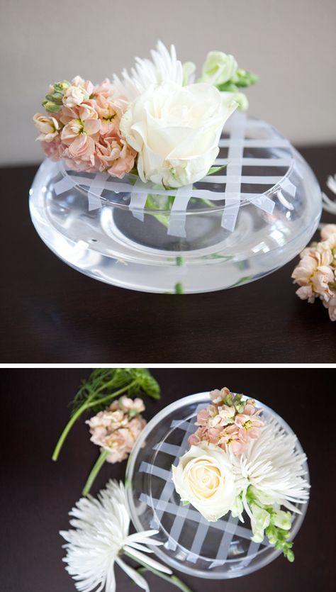 Scotch tape to help with flower arrangements. Genius! Diy Flores, Decoration Shabby, Diy Bowl, Fleurs Diy, Diy Arrangements, Floral Arrangements Diy, Garden Types, Scotch Tape, Flower Arrangements Diy