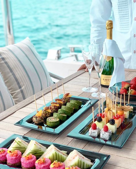 Yacht Food Fine Dining, Yacht Decorating Ideas Party, Yacht Birthday Party Ideas, Yacht Party Decorations, Yacht Party Aesthetic, Yacht Party Ideas, Yacht Wedding Decor, Yacht Decorating Ideas, Yacht Food