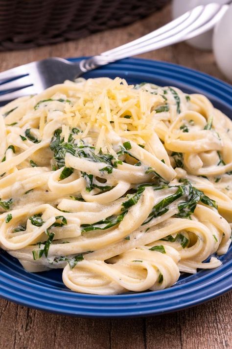 Lunch Side Dishes, Spinach Alfredo Pasta, Alfredo With Spinach, Easy Fettuccine Alfredo, Fettucini Alfredo Recipe, Best Alfredo Sauce Recipe, Fetuccini Alfredo, Easy Fettuccine, Veggie Alfredo