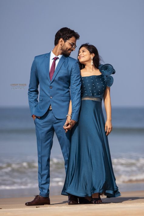 Indian Couple Pre Wedding Photoshoot, Pre Wedding Poses Pre Wedding Poses Indian, Wedding Couple Poses Beach, Pre Wedding Stills, Pre Wedding Photo Shoot Poses, Preeweding Shoot Outdoor, Couple Stills For Photo Shoot, Prewedding Photography Pose, Pre Wedding Photoshoot Outfit Couple Photos