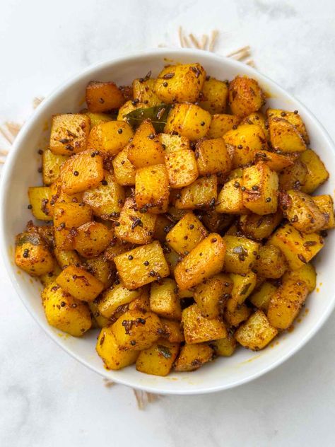 south indian potato fry served in a bowl Potato Fry Recipe, Aloo Fry, Indian Comfort Food, Fried Potatoes Recipe, Potato Fry, Indian Side Dishes, How To Make Potatoes, Garlic Potatoes, Veggie Delight