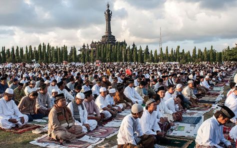 Freako Wiki: What is Eid al-Fitr? How is Eid celebrated? How do... Eid Celebration, Eid Prayer, Islamic Celebrations, Muslim Holidays, Muslim Culture, Ramadan Day, Eid Ul Fitr, Islamic Culture, Eid Ul Adha