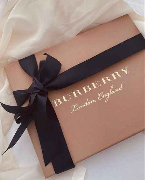 Luxury Packaging Clothing, Luxury Packaging Design Boxes Creative, Luxury Fashion Packaging, Luxury Clothing Packaging, Luxury Jewelry Packaging, Amazing Packaging, Money Hungry, Luxury Brand Packaging, Luxury Packaging Design