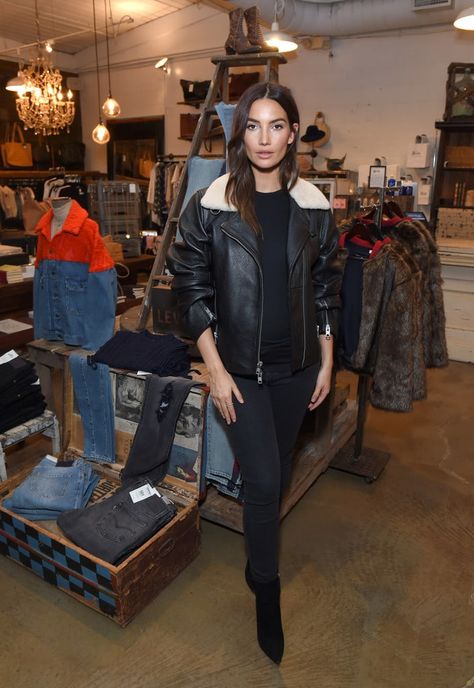 Lily Aldridge Street Style, Lily Aldridge Style, Capsule Basics, Jenna Coleman Style, Rocker Fashion, Makeup 2022, Dreamy Style, Dramatic Classic, Vs Models