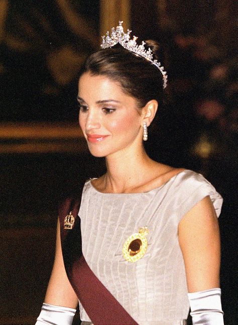 Queen Rania Of Jordan, Rania Of Jordan, Jordan Royal Family, State Dinner, Wallis Simpson, Reine Elizabeth Ii, Royal Crowns, Queen Rania, Royal Tiaras