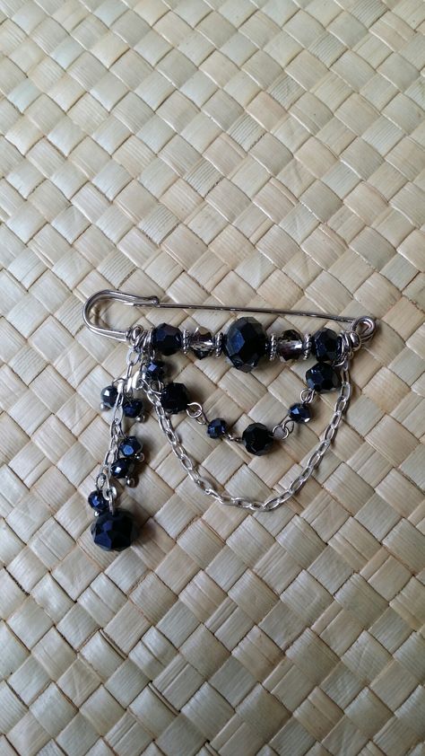 Kilt Pin Jewelry, Purse Charms Diy, Hijab Brooch, Blue Hijab, Safety Pin Crafts, Kilt Pin Brooches, Safety Pin Jewelry, Found Object Jewelry, Crystal Bead Jewelry