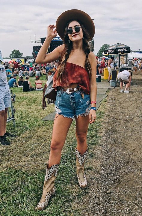 Trend: Cowboy boots | HOWTOWEAR Fashion Outfits With Botas Vaqueras, Country Thunder Outfits, Stagecoach Outfits, Country Music Concert Outfit, Country Music Outfit, Stagecoach Outfit, Country Music Festival Outfits, Summer Country Concert Outfit, Country Concert Outfits