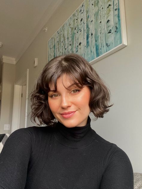 Wavy Bob Heart Shaped Face, Wavy Jaw Length Hair, Curly Bob With Wispy Bangs, Curly Chin Length Hair With Bangs, Short Curly Hair Heart Shaped Face, Chin Length Hair Curly, Wavy Chin Length Bob, Curly Chin Length Hair, Chin Length Bob Thick Hair