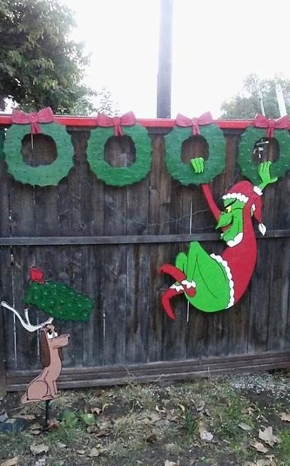 Easy Outdoor Decor, Simple Outdoor Christmas Decor, Grinch Yard Decorations, Whoville Christmas Decorations, Christmas Hallway, Lady Decluttered, Outdoor Christmas Decor Ideas, Grinch Decorations, Christmas Classroom Door