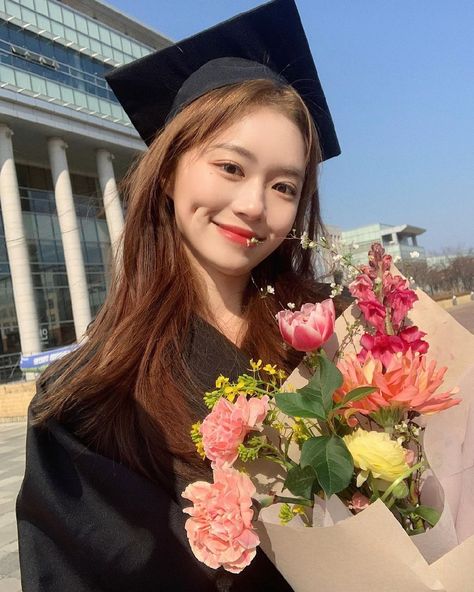 Korean Graduation, Visual Girl, Graduation Wallpaper, Grad Pictures, Grad Pic, Graduation Photography Poses, Graduation Poses, Graduation Picture Poses, Post Grad