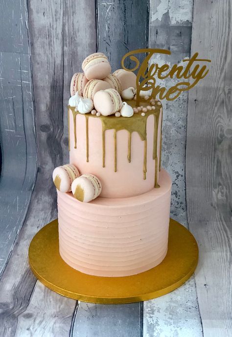 Pink and Gold 21st Buttercream Birthday Cake Sweet 16 Bonfire, Birthday Cake Roses, Golden Bday, Buttercream Birthday Cake, Pink Cakes, 21st Ideas, 18th Birthday Decorations, Golden Cake, Gold Birthday Cake