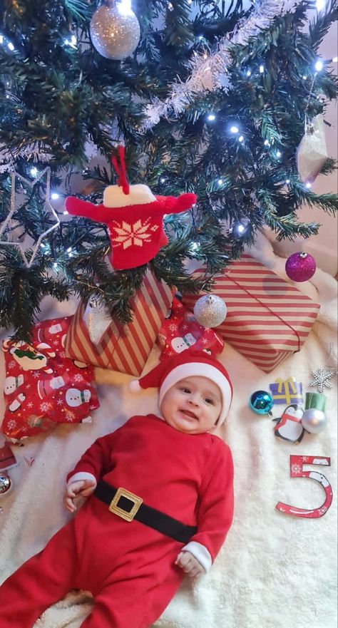 4 Months Christmas Baby Photoshoot Ideas, Crismas Baby Photo Shoot, Christmas Photoshoot 3 Month Old, 8 Month Baby Photoshoot December, Christmas Themed 6 Month Pictures, Christmas Themed Newborn Photos, Holiday Baby Pictures, Mother Baby Photography, Cute Pregnancy Pictures