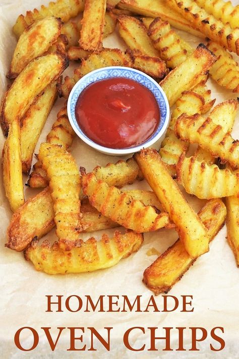 A pile of homemade oven chips, some crinkle, some straight cut, with a pot of ketchup in the middle. Homemade Potato Chips Recipe, Oven Baked Chips, Oven Chips, Chip Butty, Chips Recipes, Potato Chip Recipes, Zucchini Chips Baked, Potatoes In Microwave, Potatoes In Oven