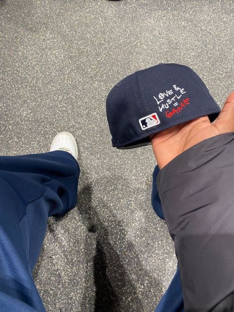 New Era Hats Outfit Men, Embroidered Fitted Hat, New Era Hats Outfit, 59fifty Outfit, New Era Cap Outfit Men, Fitted Cap Outfit, Fitted Hats Aesthetic, Fitted Hat Outfit, Fifties Outfits