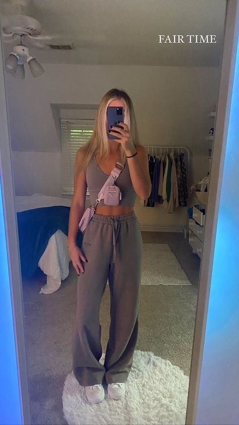 Annadianaxxoo Tank Top With Sweatpants Outfit, Class Fits, Comfortable Aesthetic, Class Outfits, Cute Lazy Outfits, Lazy Outfits, Cute Preppy Outfits, Profile On Instagram, Fit Ideas