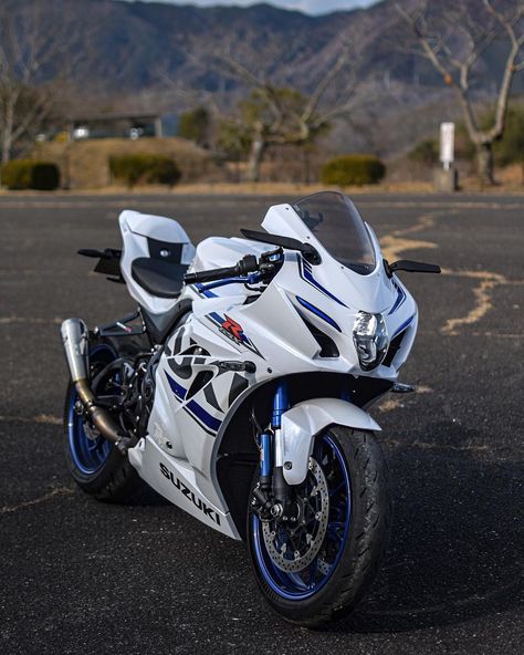 1000cc Sport Bikes, Suzuki Gsxr Custom Sport Bikes, 1000cc Motorcycles, Vehicle Aesthetic, Suzuki Gsxr 600, Suzuki Bikes, Suzuki Gsxr 1000, Big Bike, Image Moto