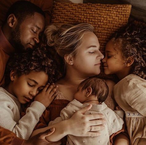 Interracial Family Photos, Mom And Baby Images, Mixed Families, Family Artwork, Family Aesthetic, Interracial Family, Life Goals Future, Fall Family Portraits, Interracial Marriage