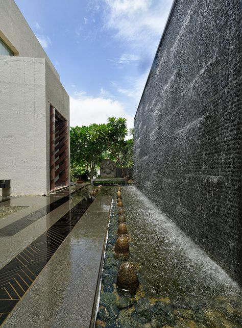 Water Cascade Landscape, Cascade Water Feature, Waterfalls Backyard Water Walls, Water Cascade Wall, Water Body In House, Outdoor Waterfall Wall, Water Body Landscape Design, Water Feature Wall Outdoor, Modern Water Feature Wall