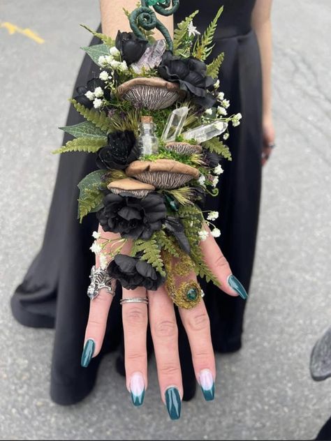 Commitment Spell, Witch Wedding, Dark Wedding Theme, Forest Theme Wedding, Cottagecore Mushroom, Fair Outfits, Protection Spell, Enchanted Forest Wedding, Fleurs Diy