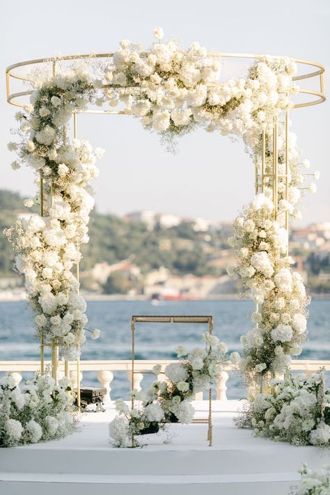 gorgeous and creatieve flower backdrop decoration trends Flower Arch Ideas, Flower Backdrop Decoration, White And Gold Wedding Themes, Wedding Alter, Gold Wedding Flowers, White Wedding Arch, Wedding Arches Outdoors, White Wedding Ceremony, Wedding Alters